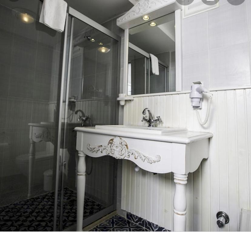 The White Hotel אלאקאטי מראה חיצוני תמונה